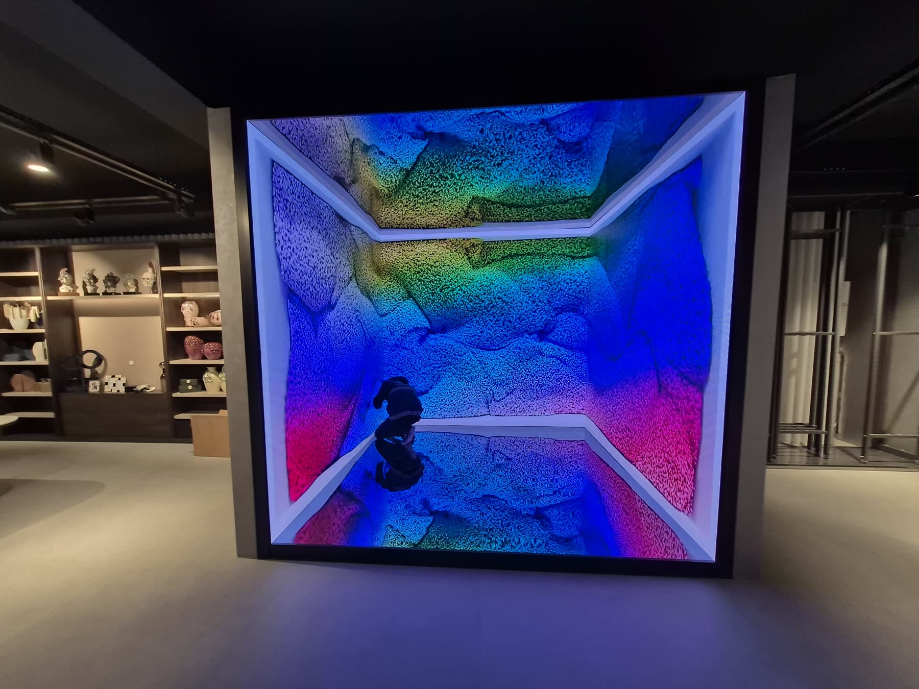 Showroom içinde iki duvar ve zemini saran 3D LED deneyim odası